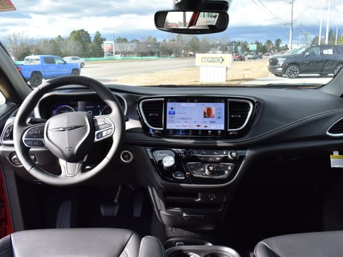 New 2026 Chrysler Pacifica Select FWD image 32