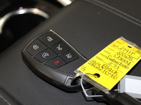 Used 2025 Chevrolet Suburban Z71 image 48