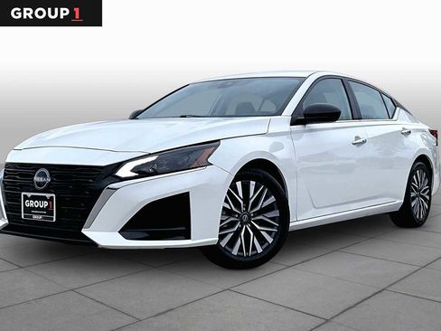 Used 2025 Nissan Altima 2.5 SV FWD image 1