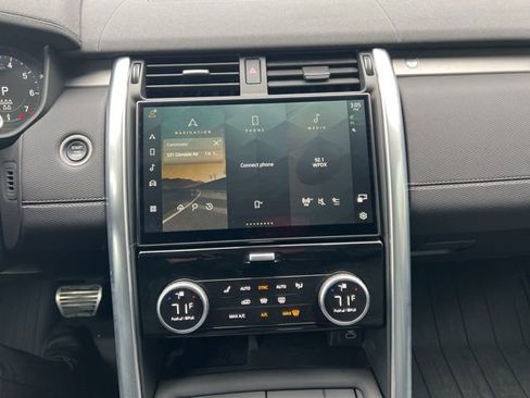 Used 2024 Land Rover Discovery Dynamic SE image 15
