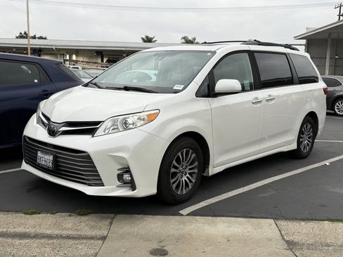 Used 2019 Toyota Sienna XLE image 2