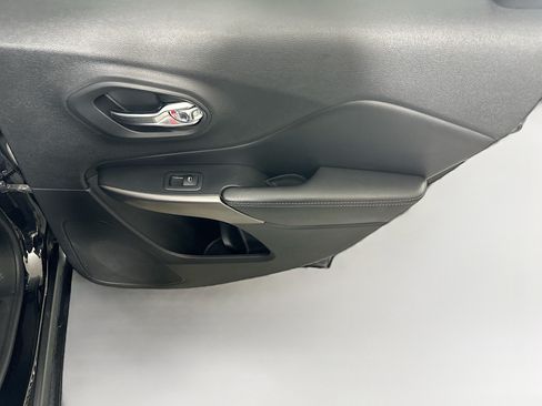 Used 2019 Jeep Cherokee Limited AWD/4WD image 28