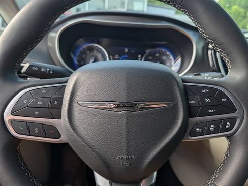 Used 2024 Chrysler Pacifica Touring-L FWD image 20