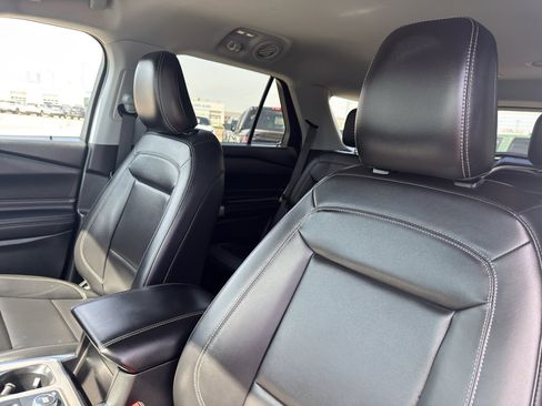 Used 2022 Ford Explorer XLT w/ Equipment Group 202A AWD/4WD image 28