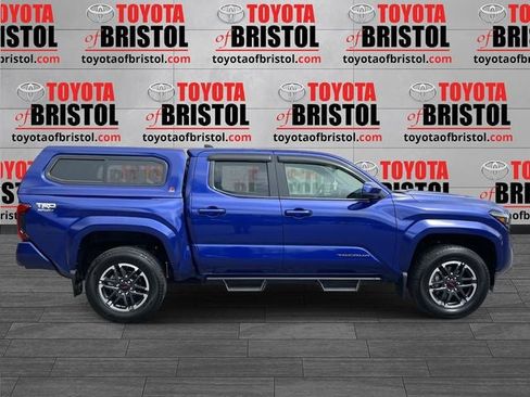 Used 2025 Toyota Tacoma TRD Sport image 2
