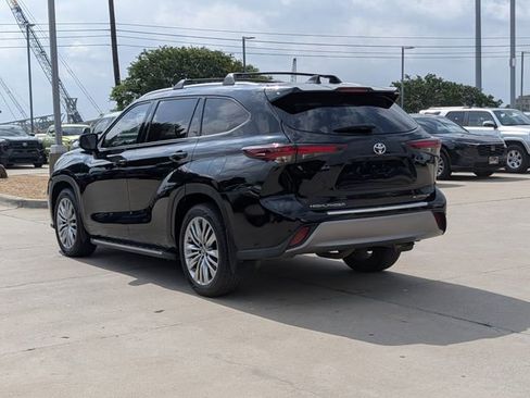 Used 2024 Toyota Highlander Platinum FWD image 9