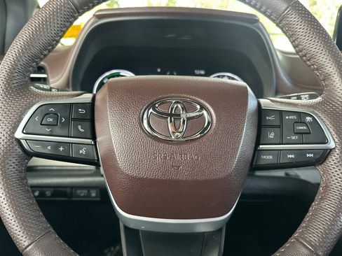 Certified 2024 Toyota Sienna Platinum image 28