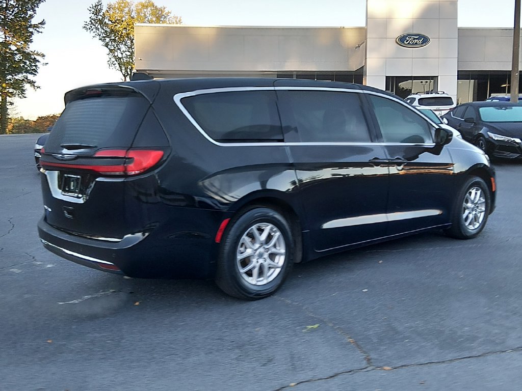 Used 2023 Chrysler Pacifica Touring-L FWD image 4