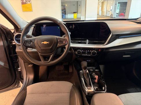 Used 2025 Chevrolet Trax LT FWD image 33