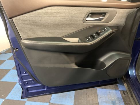 Used 2023 Nissan Rogue SV image 11