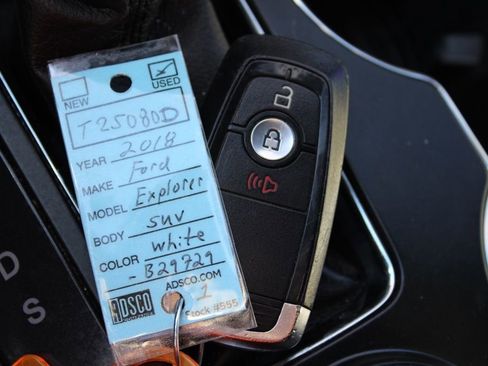 Used 2018 Ford Explorer XLT image 32