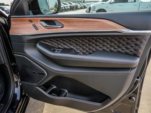 New 2026 Jeep Grand Cherokee Summit image 21