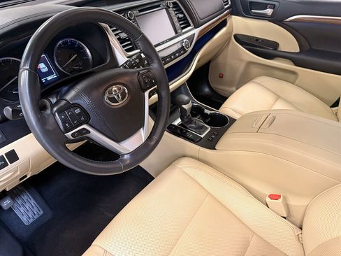 Used 2019 Toyota Highlander Limited Platinum AWD/4WD image 16
