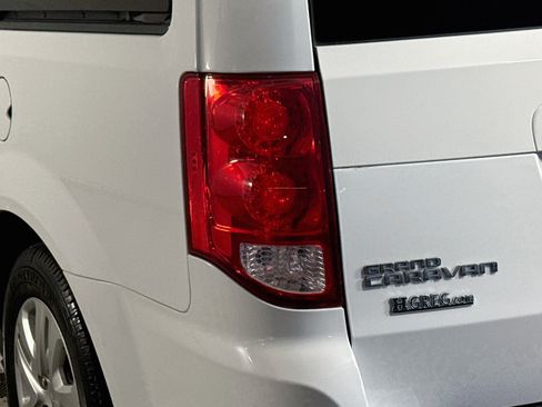 Used 2018 Dodge Grand Caravan SE w/ UConnect Hands-Free Group FWD image 34