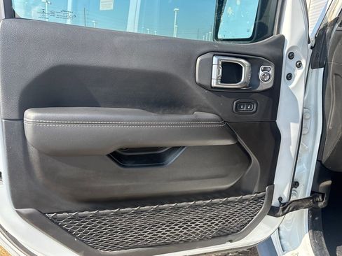 Used 2022 Jeep Gladiator Overland w/ Popular Equipment Package image 5