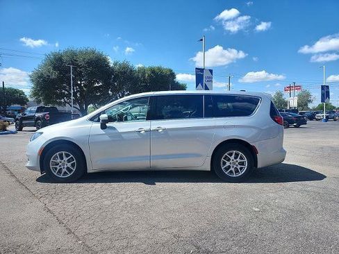 Used 2023 Chrysler Voyager LX FWD image 4