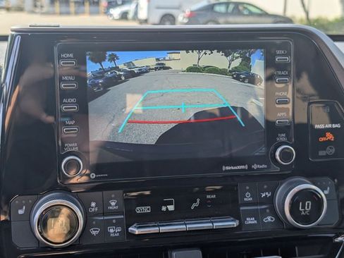 Used 2022 Toyota Highlander XLE AWD/4WD image 13
