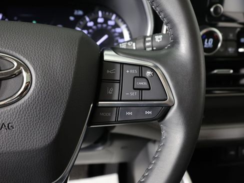 Used 2021 Toyota Highlander XLE AWD/4WD image 33