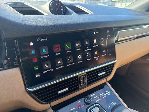 Certified 2023 Porsche Cayenne Platinum Edition image 12