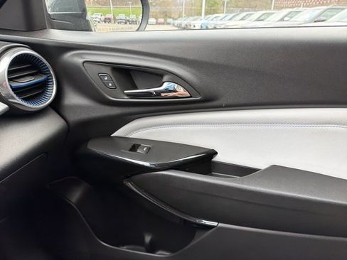 Used 2025 Chevrolet Trax LT FWD image 24