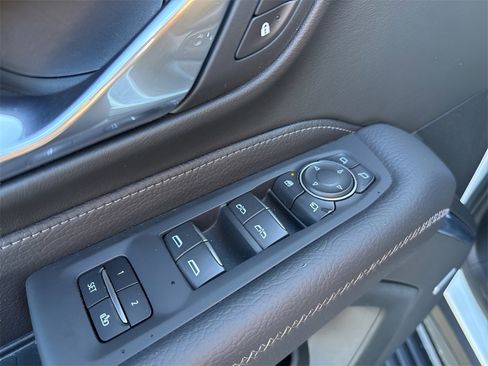 Used 2024 GMC Yukon XL Denali image 23