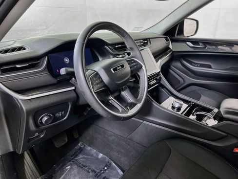 Used 2023 Jeep Grand Cherokee Laredo AWD/4WD image 9