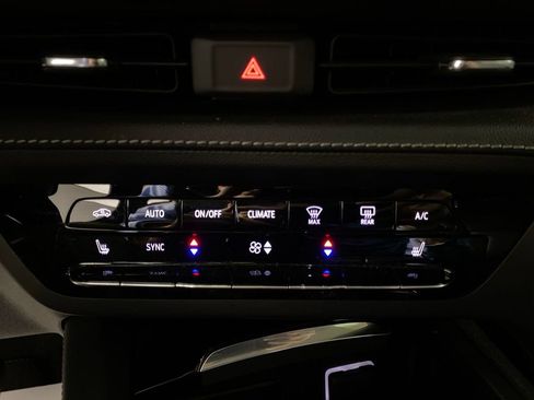 Used 2023 Buick Envision Essence FWD image 18