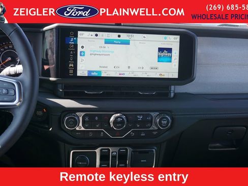 Used 2024 Jeep Wrangler Unlimited Sahara AWD/4WD image 15