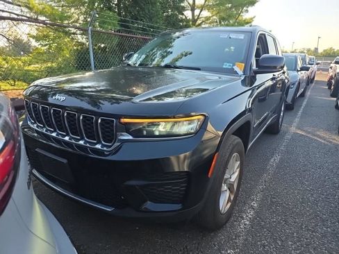 Used 2023 Jeep Grand Cherokee Laredo w/ Luxury Tech Group I AWD/4WD image 3
