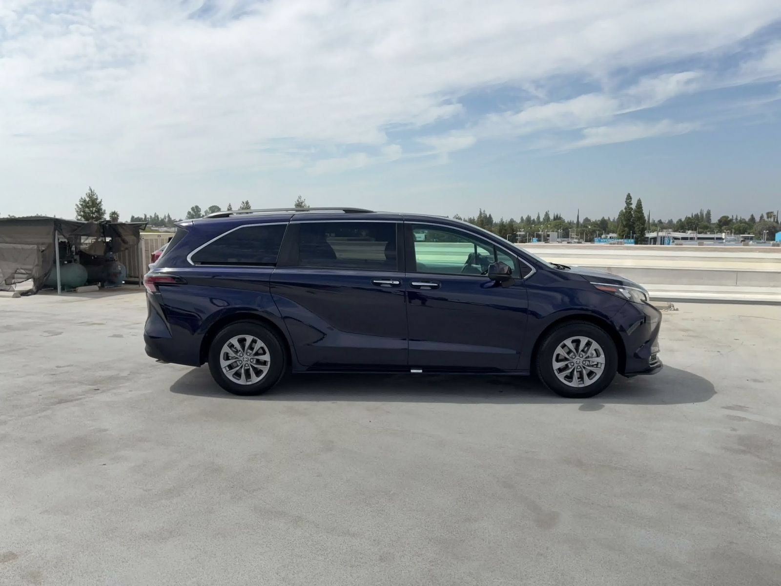 Used 2025 Toyota Sienna XLE FWD image 15