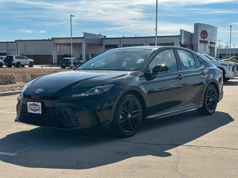 Used 2025 Toyota Camry SE image 7