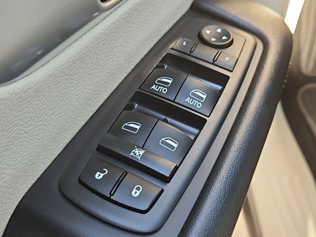 Used 2018 Chrysler Pacifica Limited w/ Advanced Safetytec Group FWD image 12