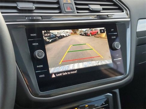 Used 2023 Volkswagen Tiguan SE w/ Panoramic Sunroof Package image 24