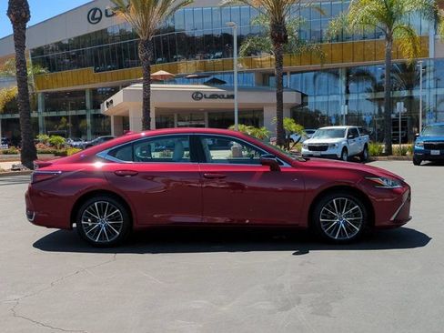 Used 2025 Lexus ES 300h w/ Premium Package FWD image 4