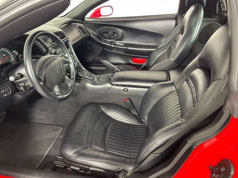 Used 2004 Chevrolet Corvette Coupe w/ Roof Package RWD image 2