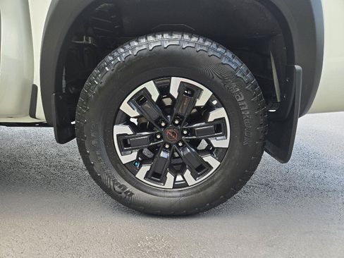 Used 2024 Nissan Frontier PRO-4X w/ Technology Package AWD/4WD image 10