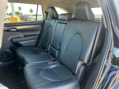 Used 2021 Toyota Highlander Limited FWD image 17