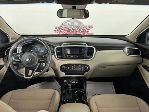 Used 2017 Kia Sorento AWD image 11