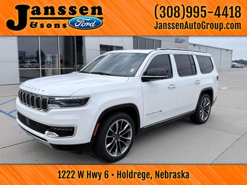 Used 2025 Jeep Wagoneer Series III w/ Premium Group I AWD/4WD image 2