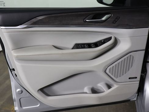 Used 2023 Jeep Grand Cherokee Overland RWD image 19