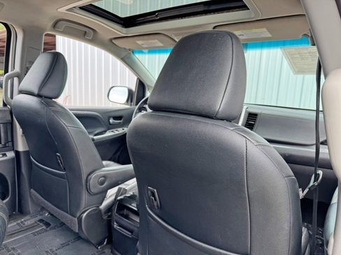 Used 2015 Toyota Sienna SE Premium image 34