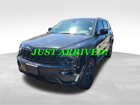 Used 2022 Jeep Grand Cherokee Laredo X AWD/4WD image 3