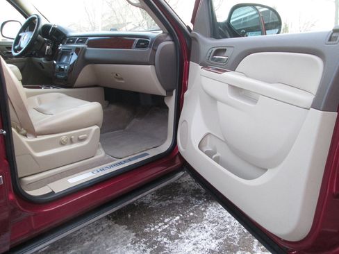Used 2010 Chevrolet Suburban LTZ image 7