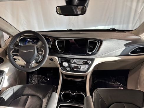 Used 2023 Chrysler Pacifica Limited image 7