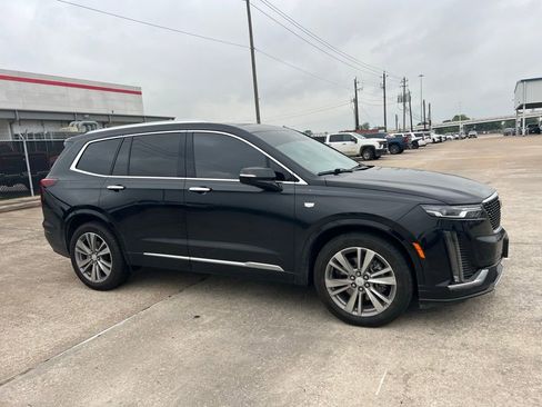 Used 2022 Cadillac XT6 Premium Luxury w/ Technology Package FWD image 4