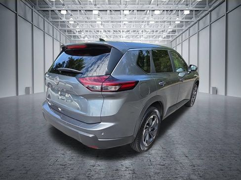 Certified 2025 Nissan Rogue SV FWD image 9