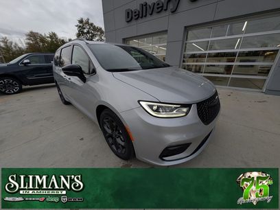 New 2026 Chrysler Pacifica Limited w/ S Appearance Package