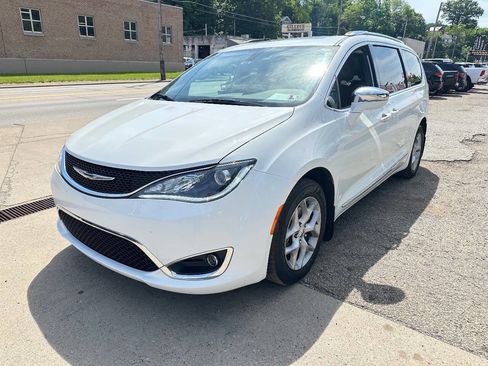 Used 2017 Chrysler Pacifica Limited FWD image 3