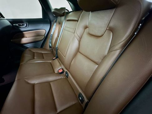 Used 2022 Volvo XC60 B5 Momentum w/ Advanced Package image 4