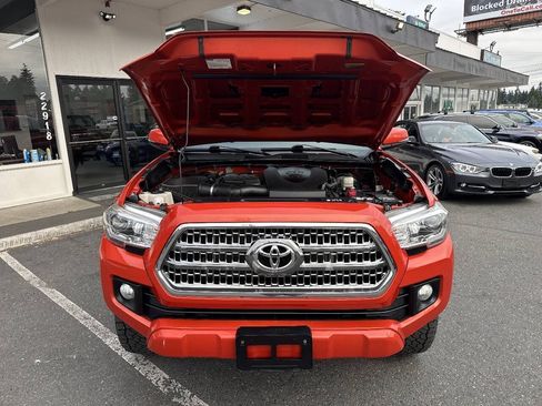 Used 2017 Toyota Tacoma TRD Sport w/ Tow Package AWD/4WD image 13